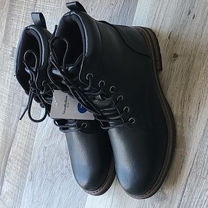 NWT black lace up boots unisex